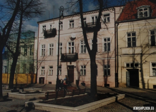 11 Old Market Square in Płock - the house of Markus Szenwic. After his death, the property was inherited by Chaim Moszek Markus (Krystian Moryc) Szenwic - a merchant, owner of a furniture and mirrors store and a sewing machine store. His wife was Emma (1855-1885), daughter of Fiszel and Necha Wahl née Kon, with whom he had two daughters – Eugenia (born 1879) and Natalia (born 1880).
